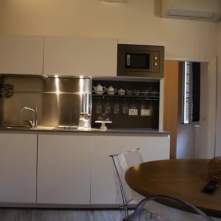 Regina Cappellari - Elegante Dimora Nel Cuore Di * Roma